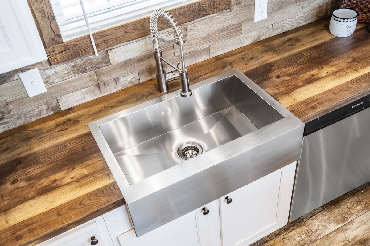 153b0d99-b590-4895-b455-736f0ba5809d stainless steel sink, wood cabinets