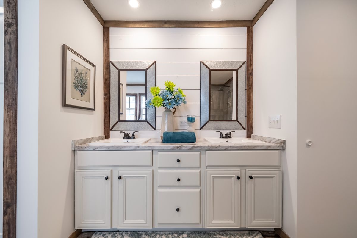 15598b19-c4f6-4347-8b68-57b2033448f9 White, bathroom, sinks, mirror
