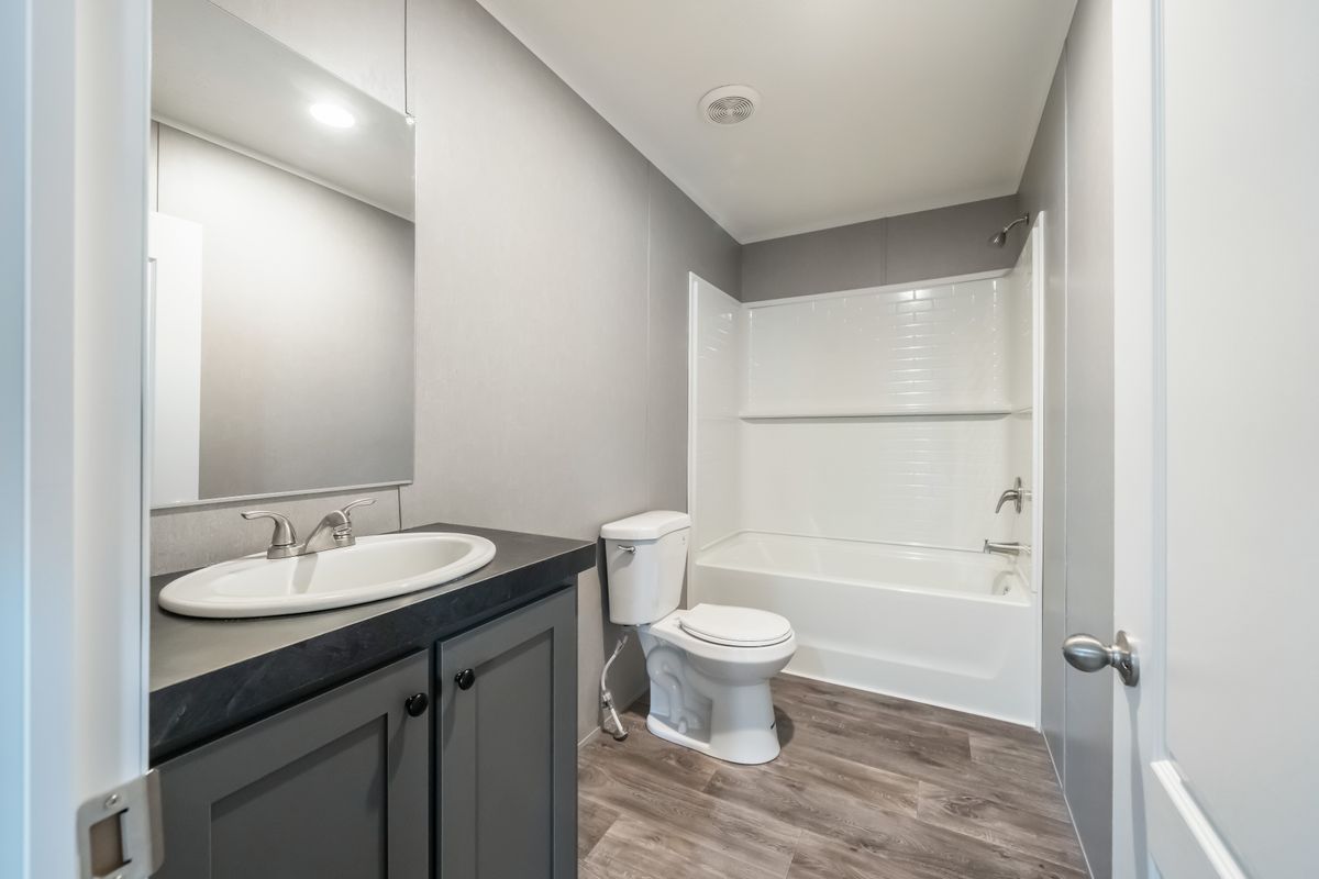 18014786-d794-4402-a6f3-0925925586cf bathroom, gray walls