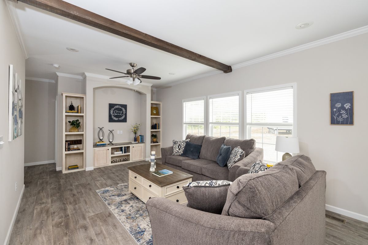 20feb3d7-39eb-4558-b2c3-ddd91c184bad A living room with hardwood floors and a ceiling fan.