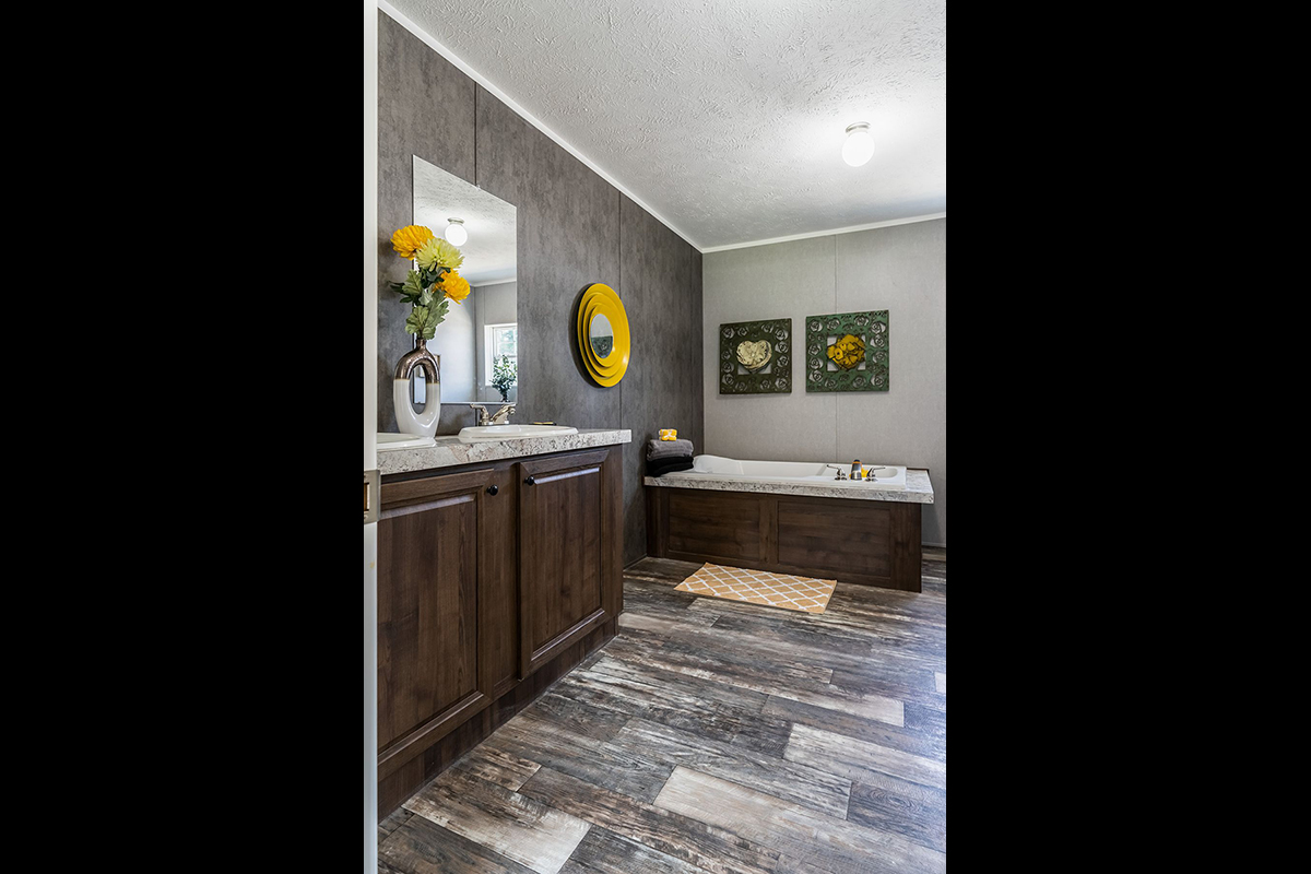 29626f29-0ced-4f4c-b702-44de7286f8c4 wood floors, bathtub