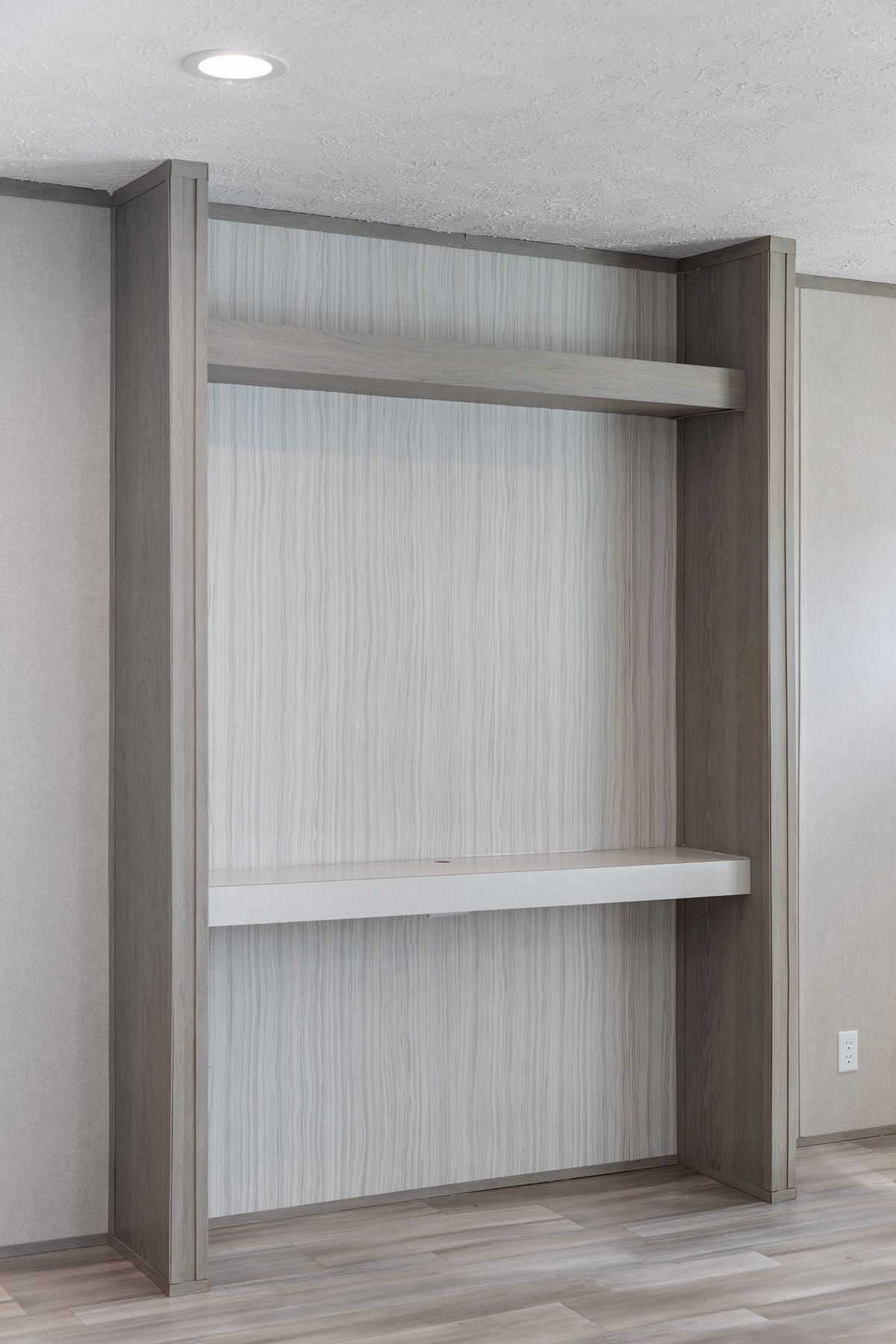 382a23f1-2e8f-42f7-a4e1-20c3d56b3a60 A living room with a wall mounted tv.