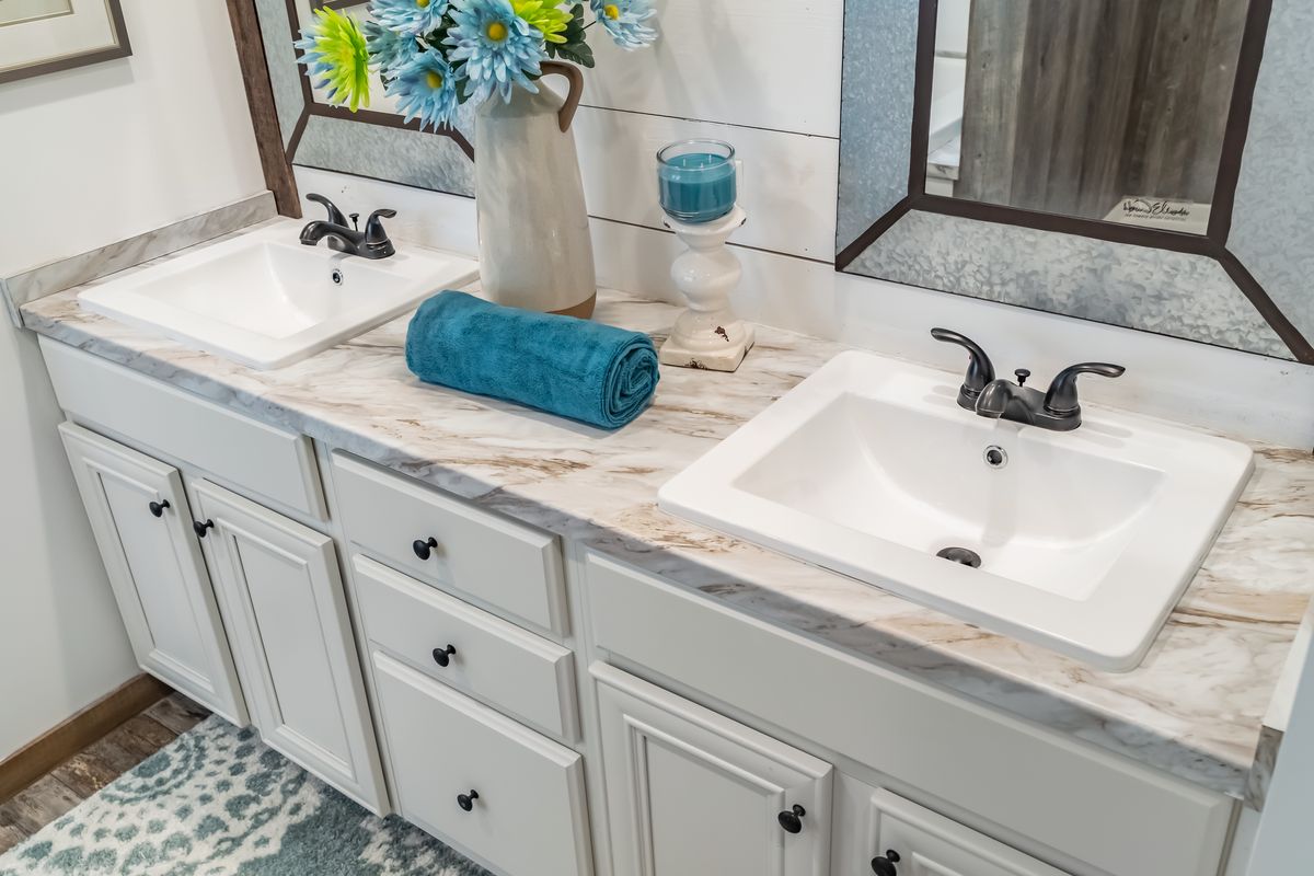 4fcade85-66d0-489e-911d-b0ef7576c33f A bathroom with two sinks, a mirror.
