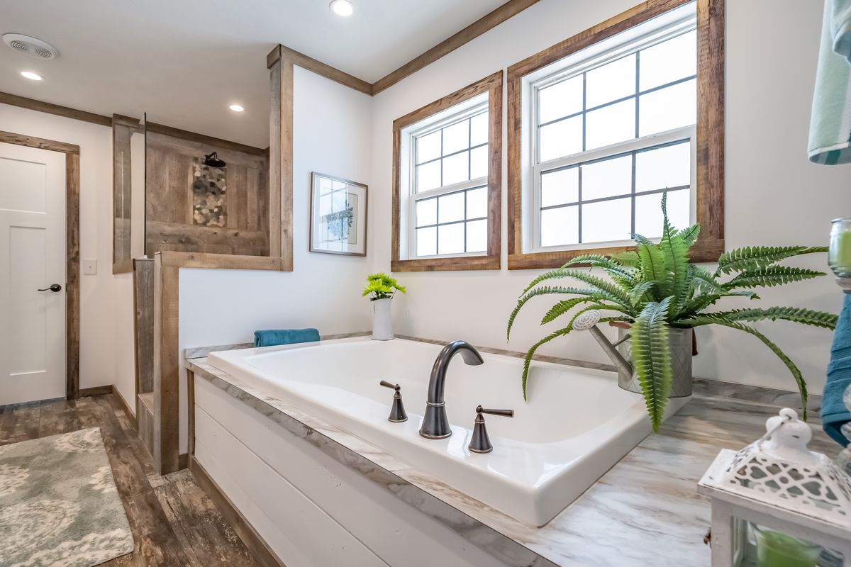 512030f6-7c1a-4e1b-8627-9d23b0f62b5c A bathroom with a sink.