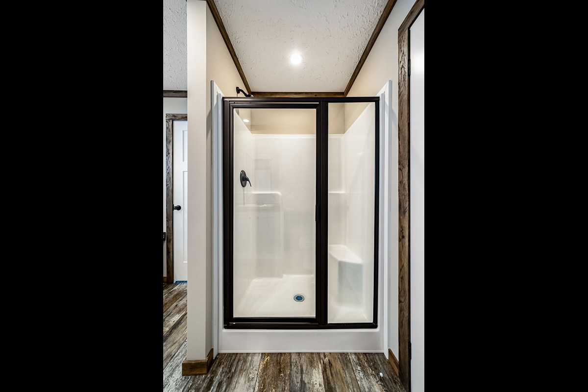 5175b664-a9ad-4164-a366-45e90901629c A bathroom with a shower and a toilet.