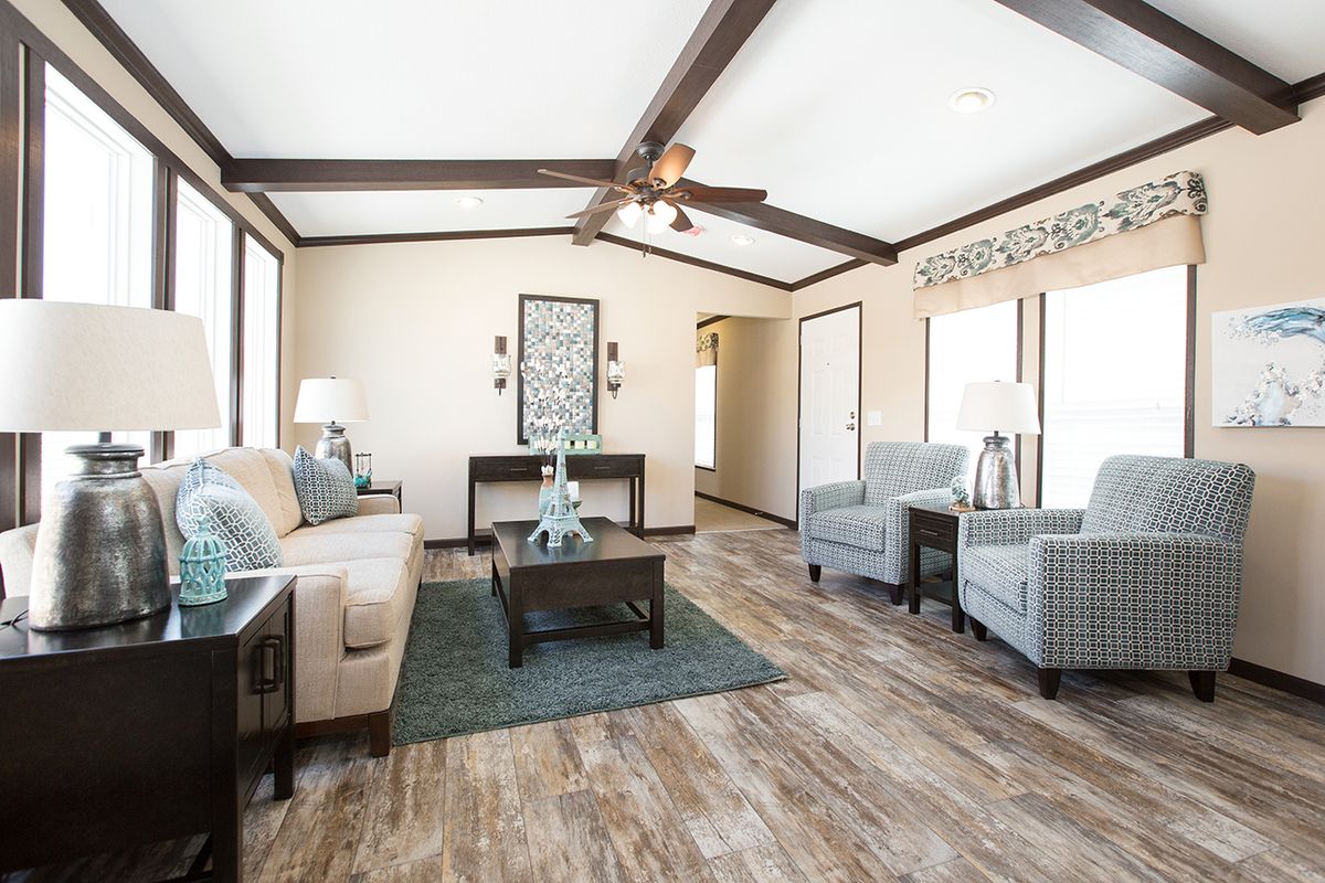 null A living room with hardwood floors and ceiling fan.