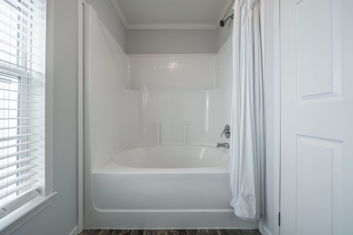 30CEE16682AH
Clayton Waycross Facility 930 A white bathroom with a tub and shower.