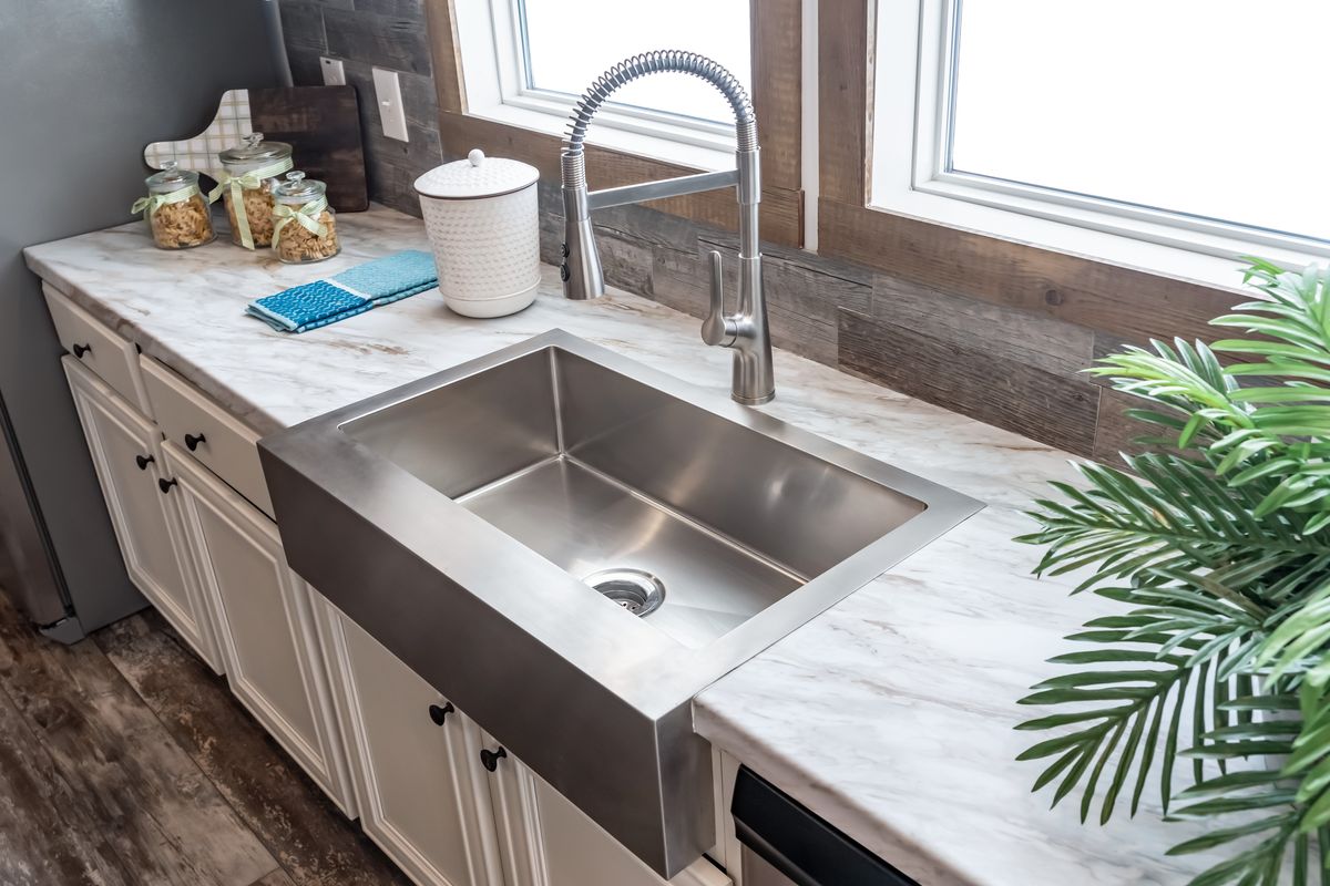 6cae370d-d49a-47eb-b3e0-65e6ece2a015 stainless steel, sink
