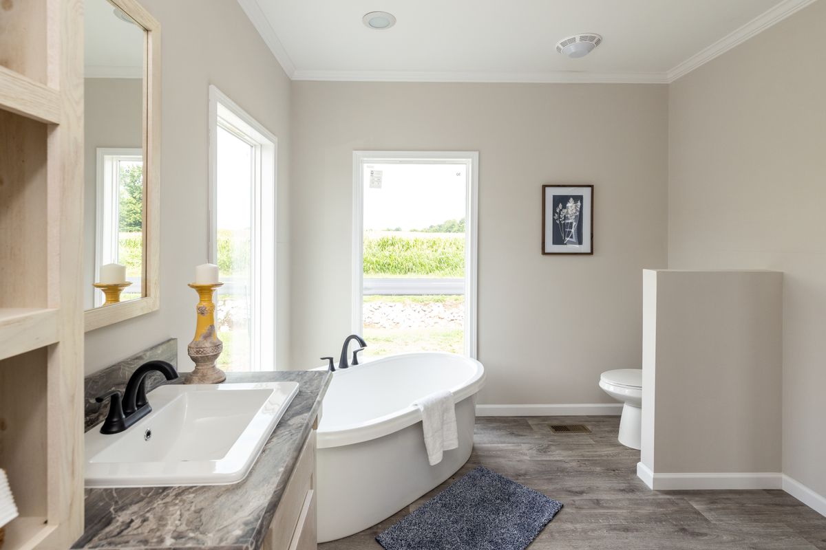 6e176907-c1ae-4054-ab51-0607142b32b8 A bathroom with a tub, sink and toilet.