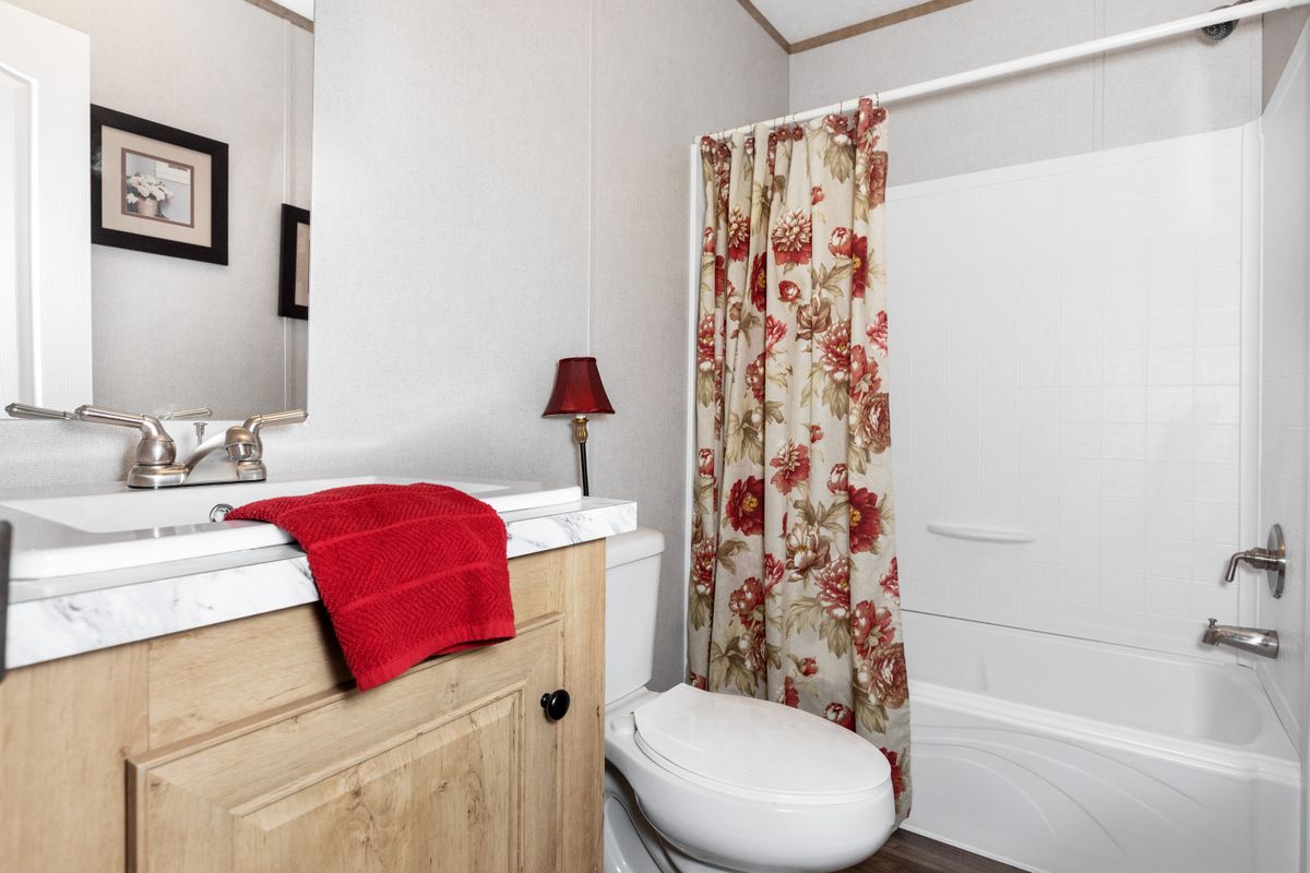 708e662f-c3d4-4771-9cd1-06b4026658c8 A bathroom with a toilet, shower, and sink.