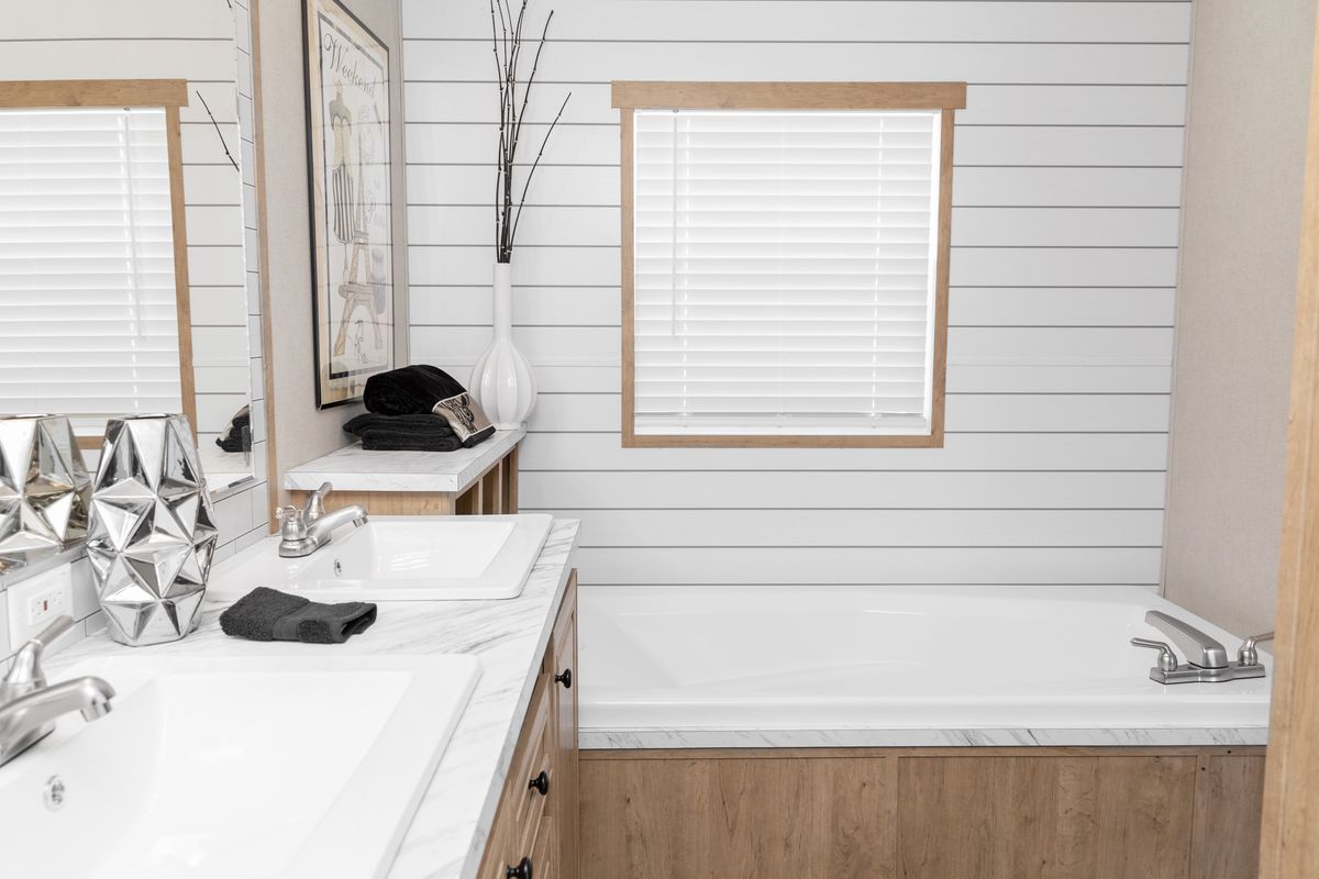 80c1ecca-8053-4aeb-a4a6-40718cfcf12a A bathroom with a sink, mirror, and toilet.