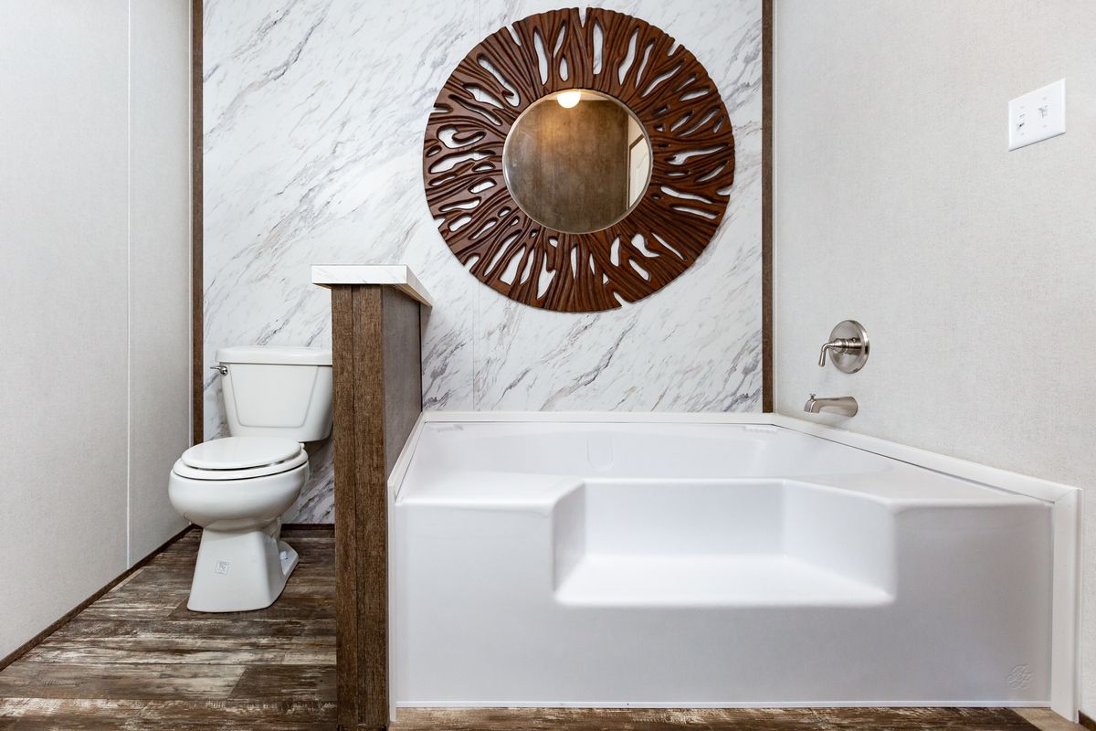 83eb71bb-0f31-4be5-8d4f-2b03eb903ea1 A bathroom with a bathtub and toilet.