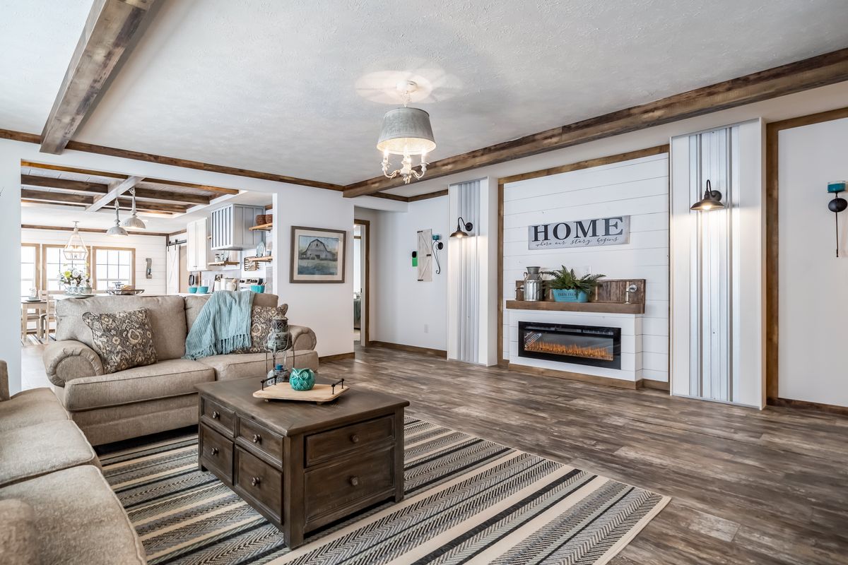 88888c77-970a-4524-a87d-fd8c77b63f14 Living room, wood beams, fireplace.