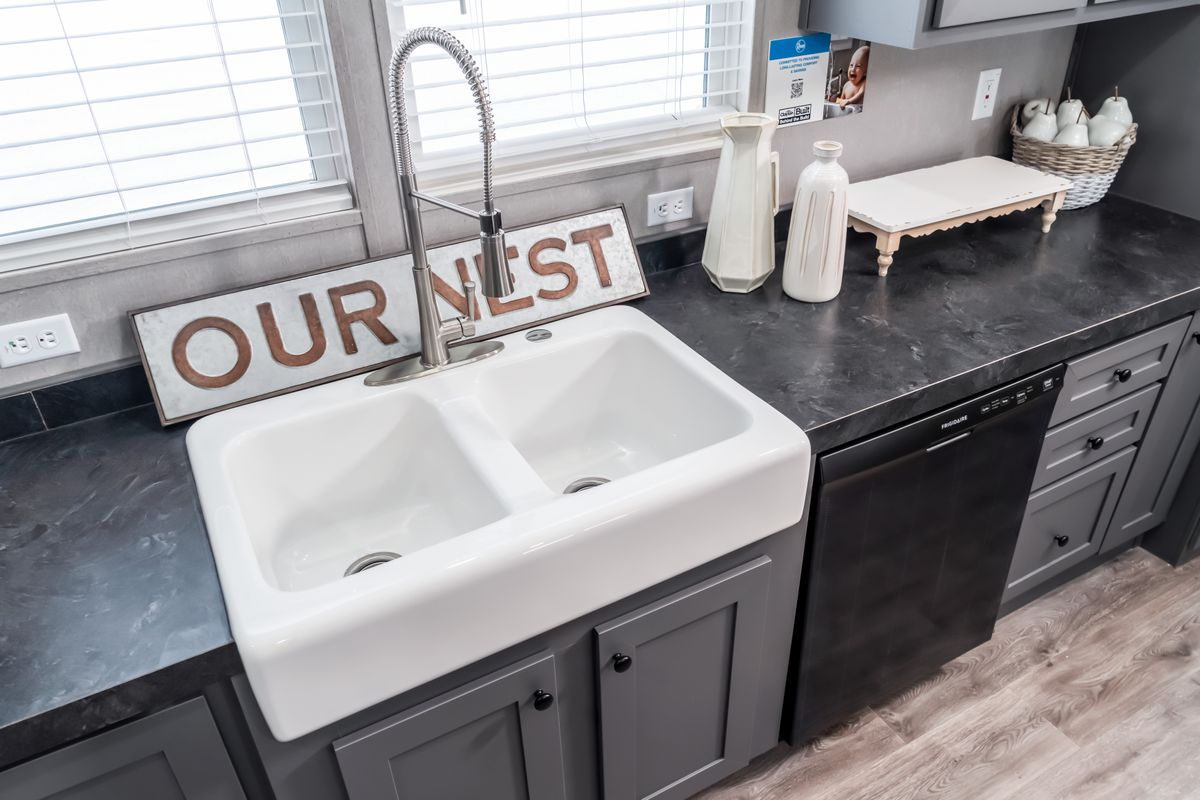8c3ce227-b1ee-41dc-8722-41c499952c2c sink, black counter tops