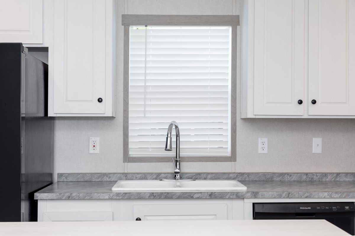 916ff9e5-83a0-4d27-acdf-a94ce54b0ba9 white cabinets, black appliances