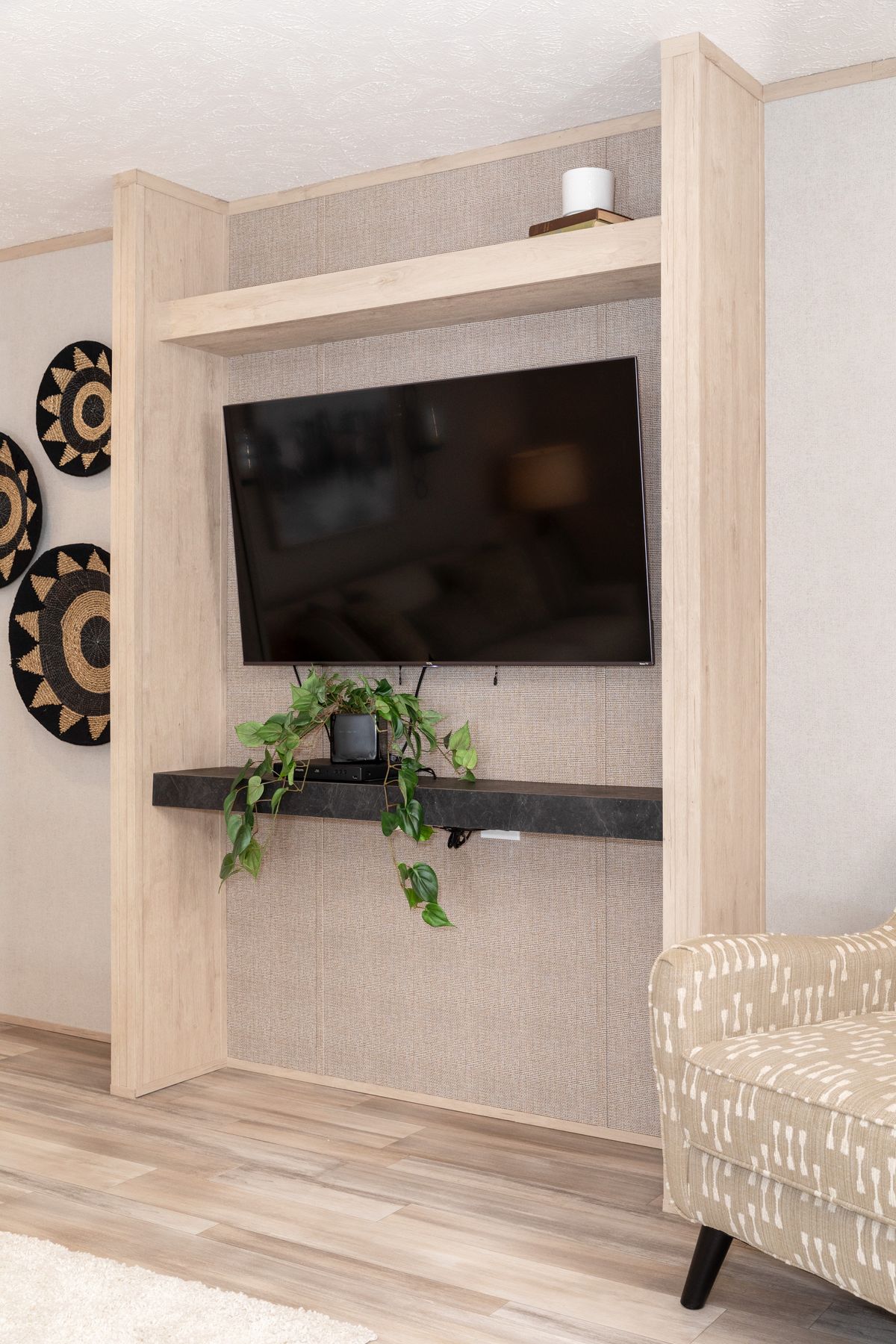 97f48c72-e31c-43be-a5dc-b4bad3fb27b3 A living room with a tv on the wall.