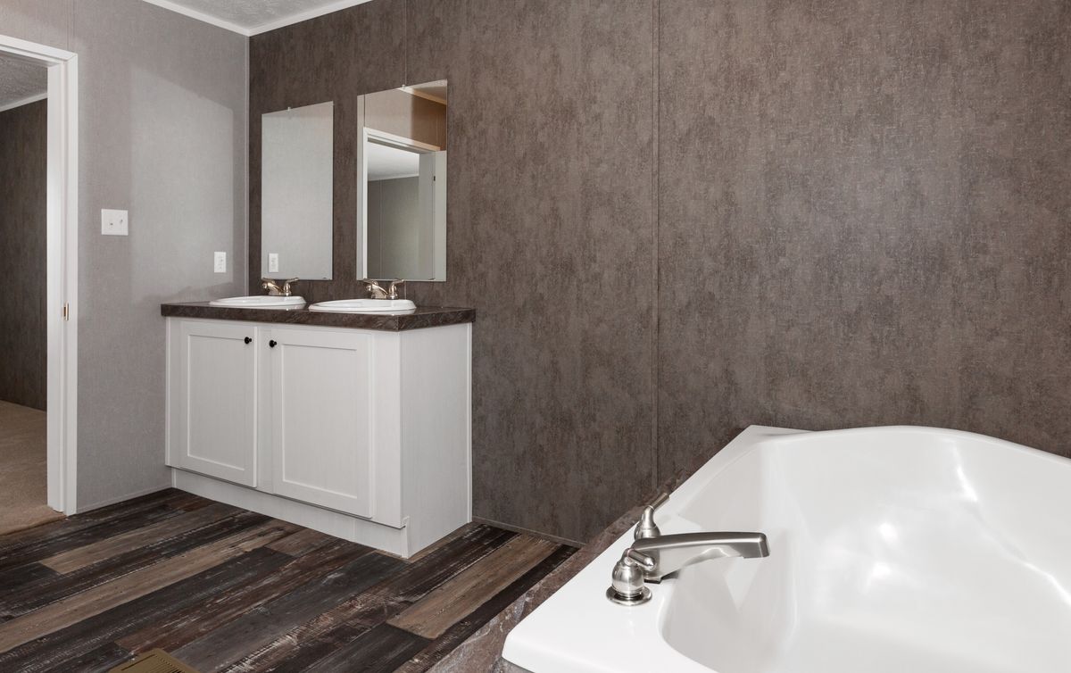 99a6276b-6d59-4c34-bc7a-384ec1ce5560 wood floors, bathtub