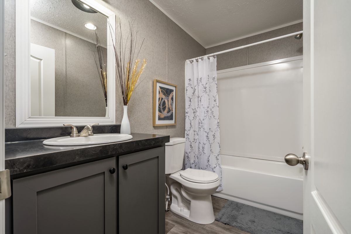 9adac646-6722-4db0-855c-24f1f4fe1e40 mobile home, bathroom