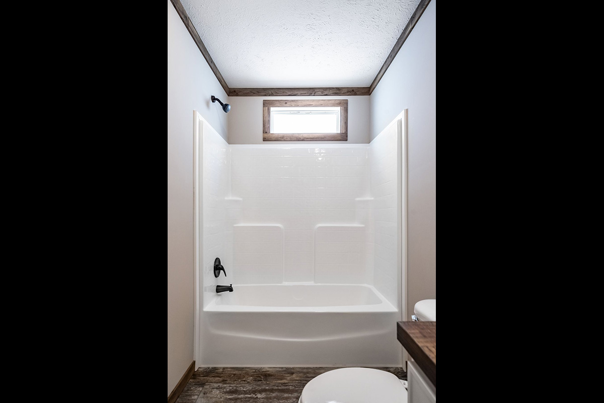 9d7ce2c3-99d1-4c96-9280-753e85fdcffc white, bathroom