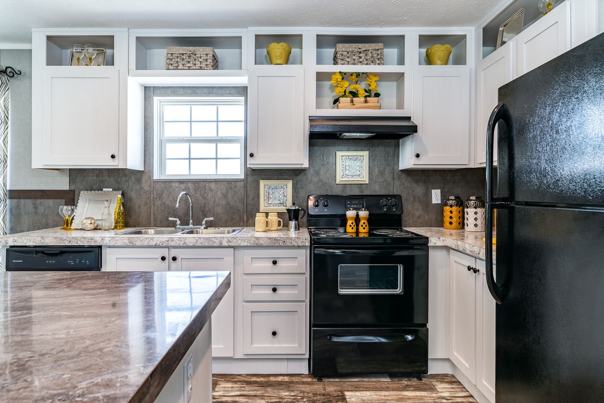 a4b3bc04-1ec0-4c12-a086-fb4614211363 kitchen, white cabinets