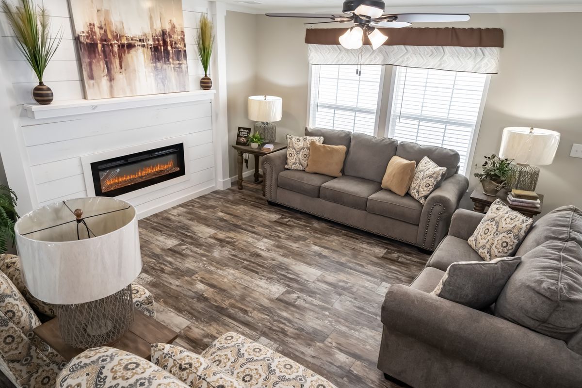 ac4e204a-17d2-43e5-95da-4d1c58dffdd8 A living room with couches and a fireplace.