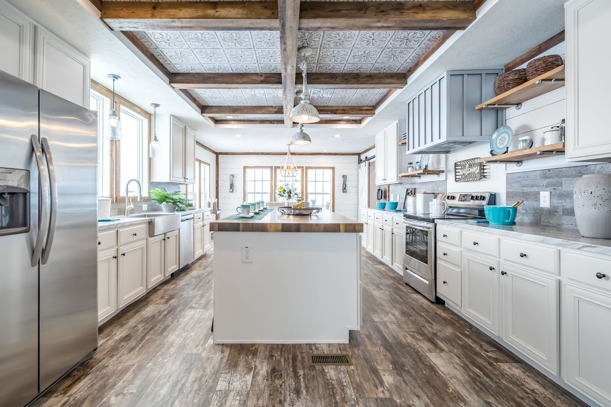 b76c81b5-538e-46c5-a9d2-c6f9ef5528b3 kitchen, wood beams