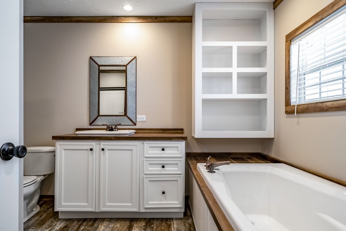 b79def8e-2352-42a9-ae23-5ba92587edd2 bathroom, white cabinets
