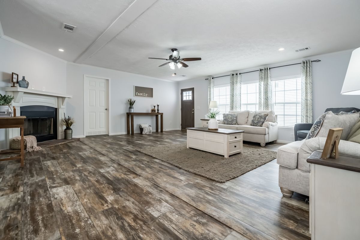 30CEE16682AH
Clayton Waycross Facility 930 A living room with hardwood floors and a ceiling fan.