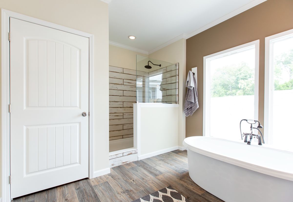 c3dfe6ba-8ad3-4360-8669-210be6f3746f A bathroom with a tub and a shower.