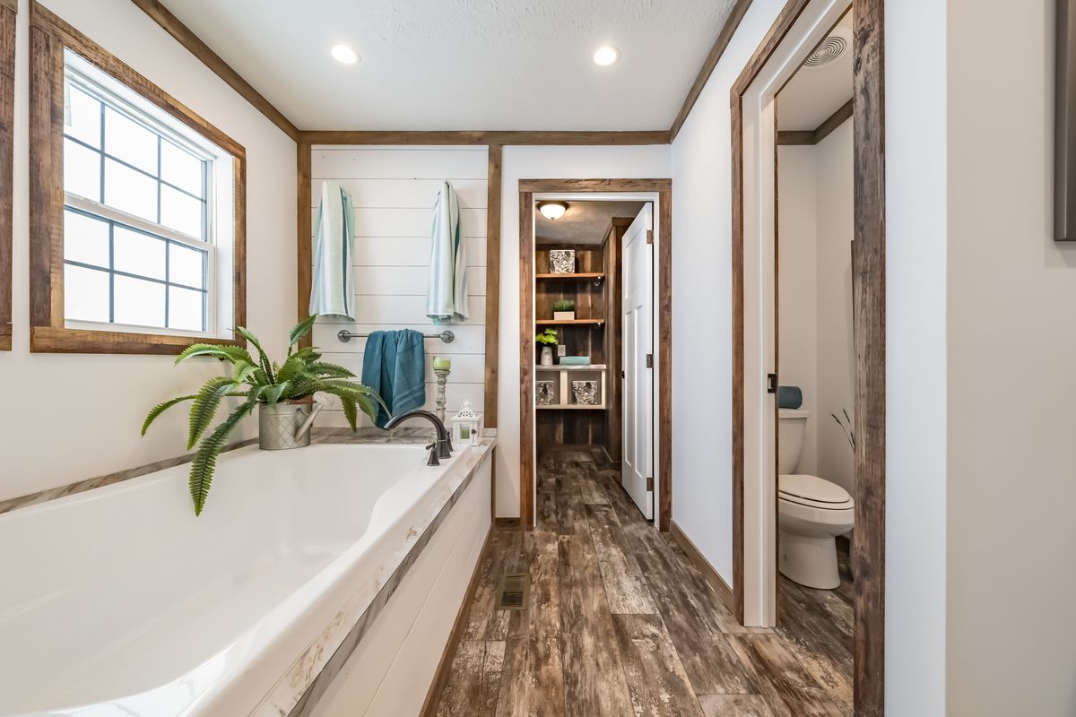 c7d2cbb4-47d5-49ce-8819-bc903a5b902b wood floors, tub