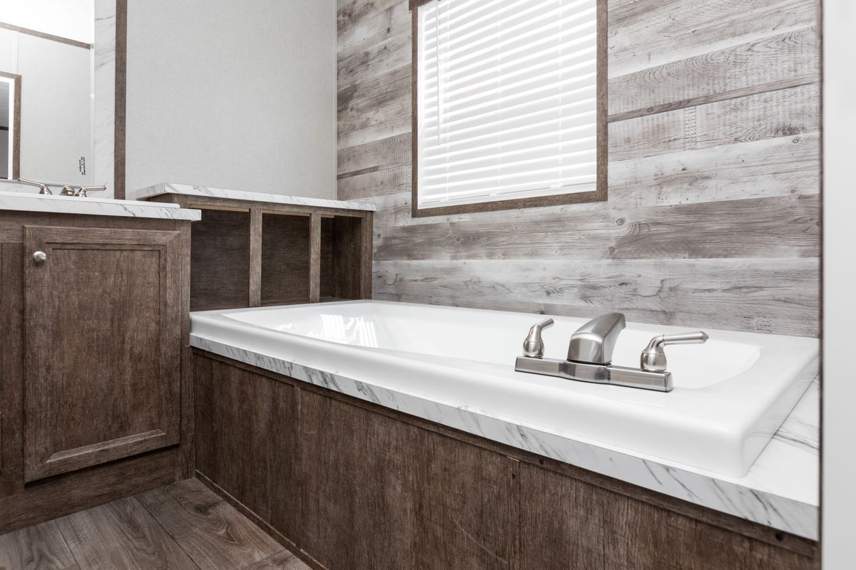 cc014d46-0f1a-4d64-8ace-33a90f50a7ab A bathroom with a tub and sink.