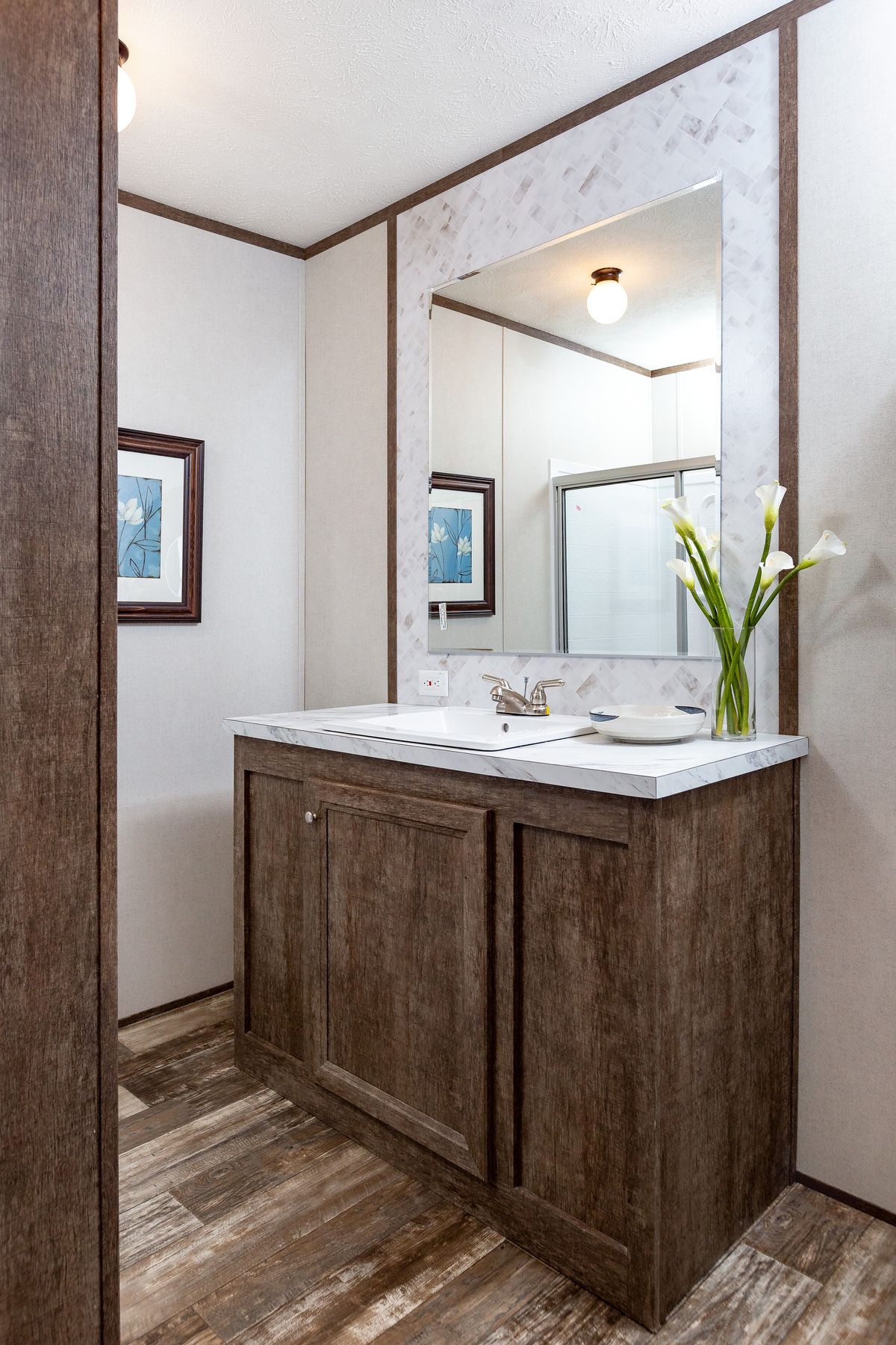 d3699ec3-4dc5-44af-a4e3-808c77cdccd3 A bathroom with a sink and mirror.