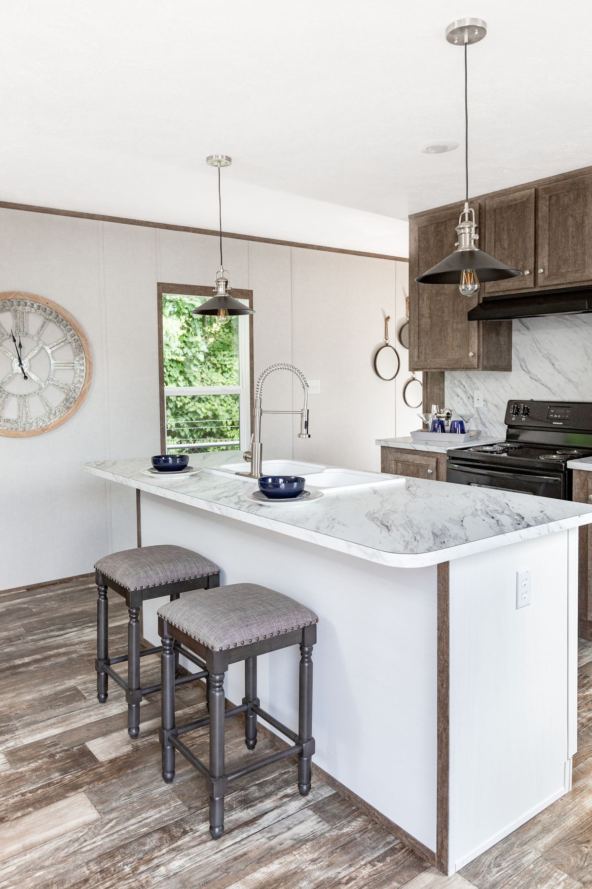 d419fb01-80d2-45da-81d9-97b1ef52d143 A kitchen with a large island and stools.