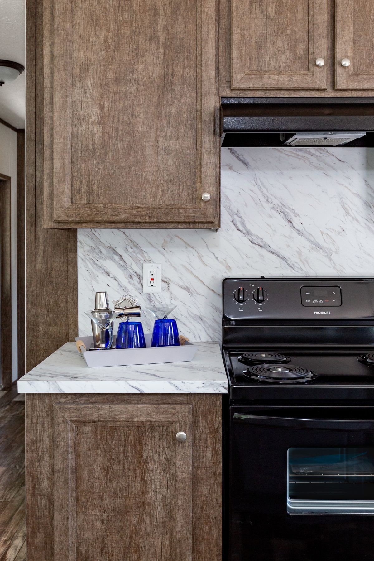 d826f80c-d2a6-4d78-8735-5f8f7412b0c6 A kitchen in a mobile home with a stove and oven.