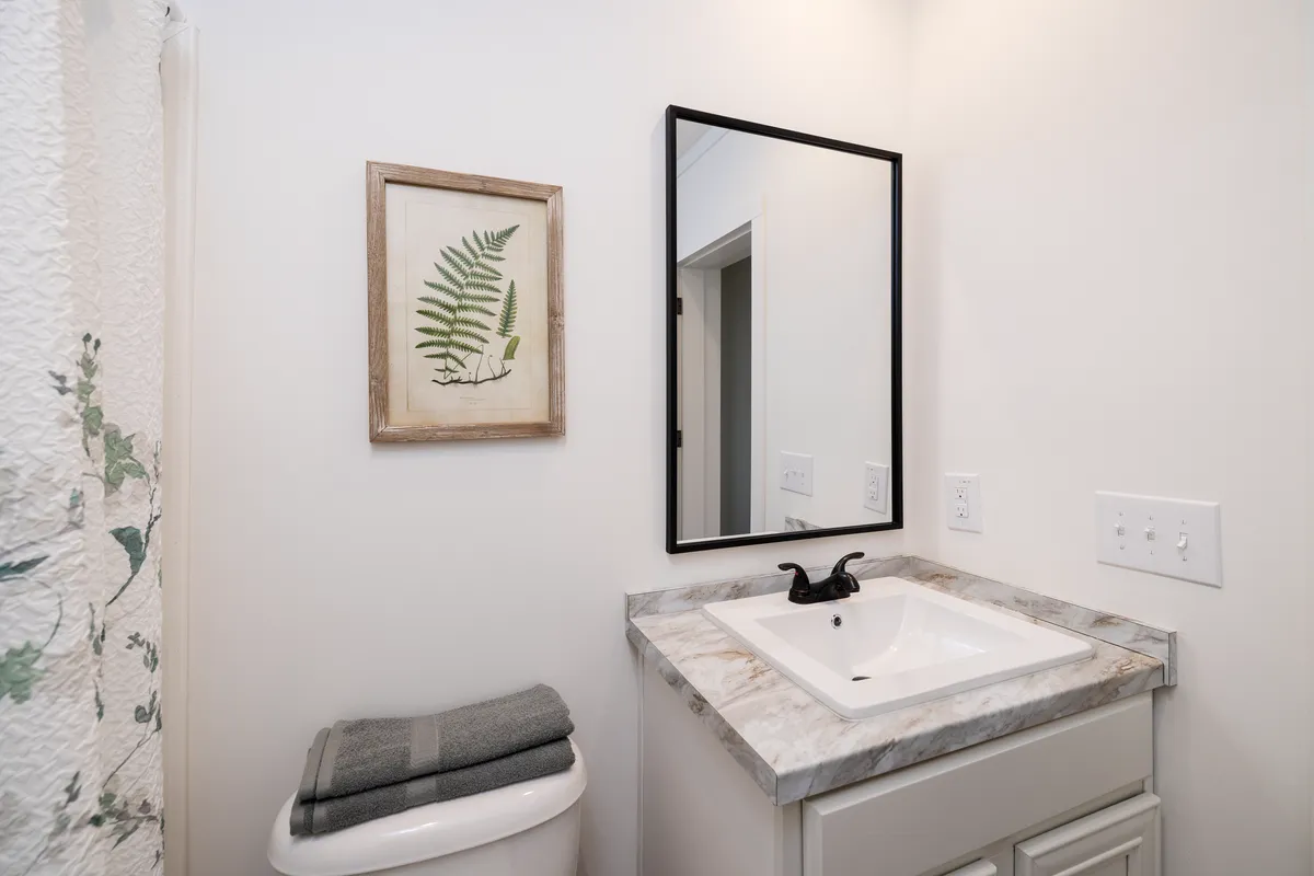 f2c6c9c3-2c59-46e5-a613-f2968b95b1e6 A bathroom with a sink and mirror.