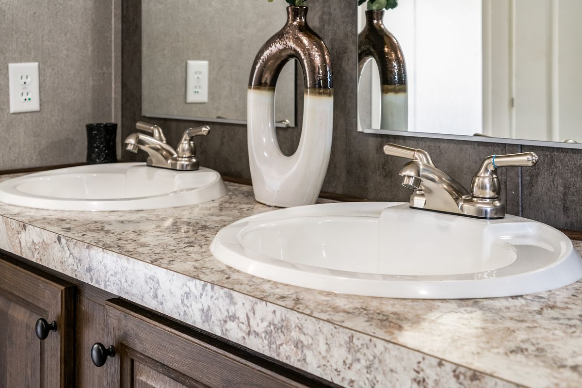 f3bbc414-9150-4fa2-834b-c4c807ca40e2 bathroom, sinks