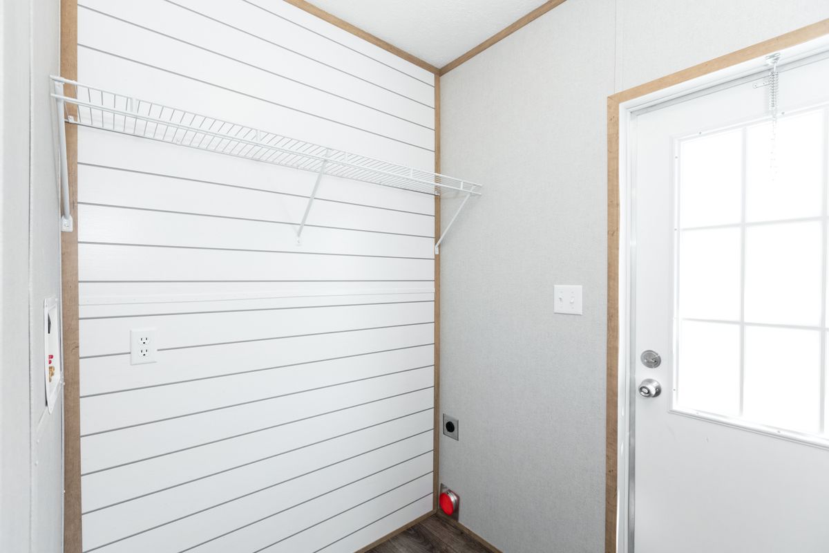 f801f6fc-319b-41bf-be9e-dc348f12a10b A small room with white walls and a closet.